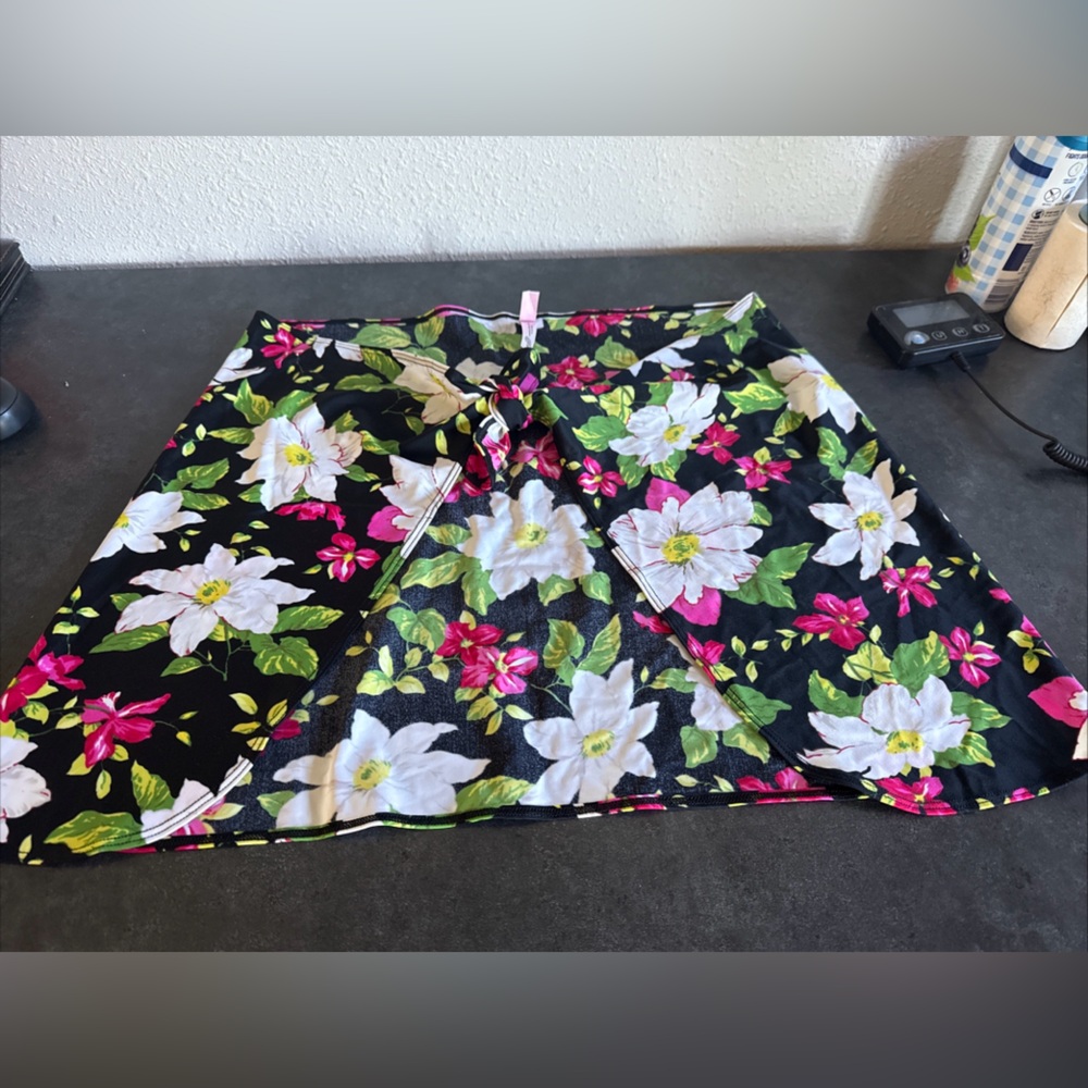 Victoria's Secret Black and Pink Floral Swimsuit Cover-Up Wrap Size Medium